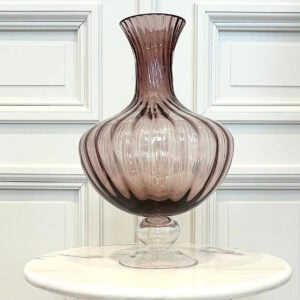 Vase en verre rayé rose