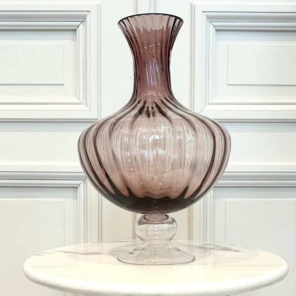 Vase en verre rayé rose