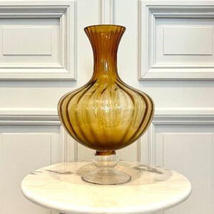 Vase en verre rayé ambre