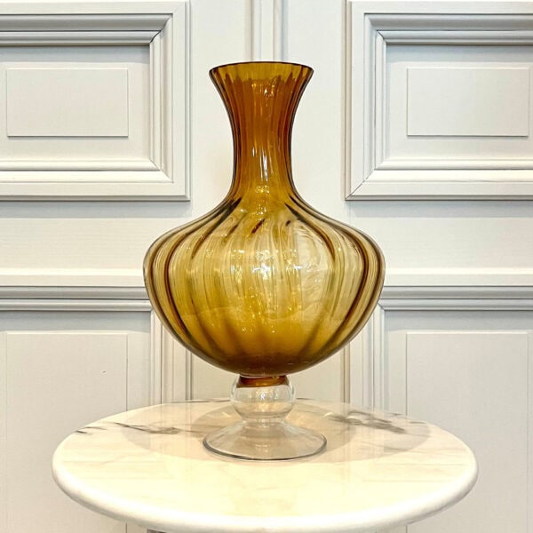 Vase en verre rayé ambre