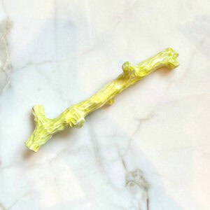 Sculpture branche jaune, faïence émaillée