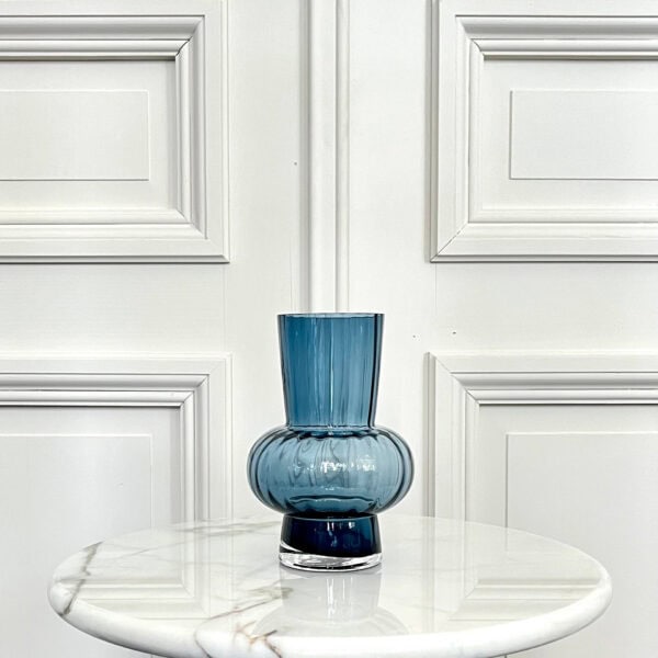 Vase en verre rayé bleu
