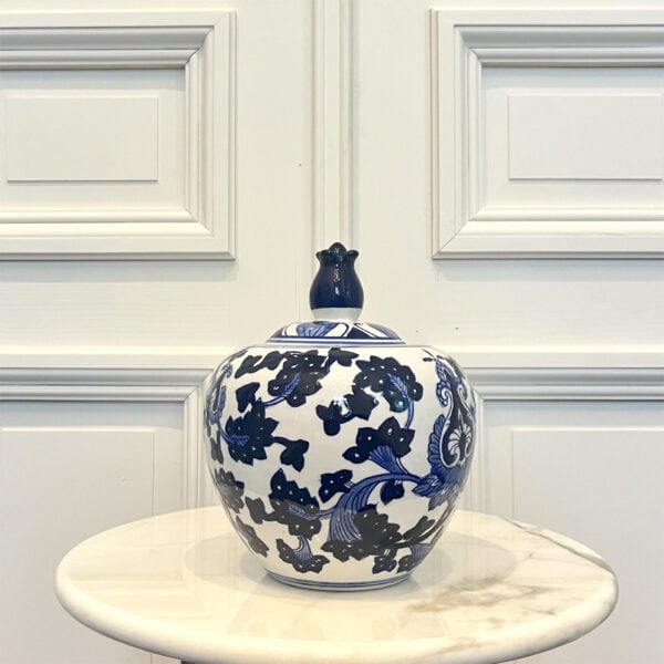 Vase à couvercle en porcelaine, peint à la mein 20,5x20,5x25 cm